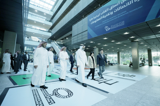 지난 5일 네이버 1784에 방문한 사우디아라비아 통신정보기술부 장관 일행의 모습. 네이버 제공